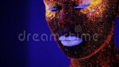 女人脸上有荧光化妆，创意化妆很适合夜总会，万圣节派对，表演和音乐视频